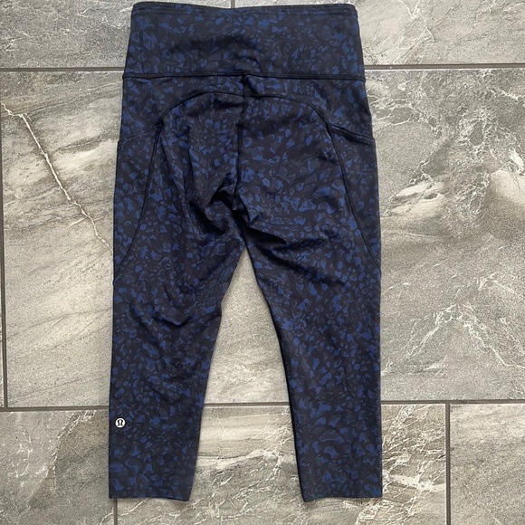 lululemon athletica Pants - 🍋Lululemon blue and black Luxtreme crops size 6
